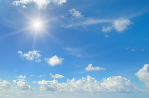 Sole su cielo blu con nuvole bianche — Foto Stock