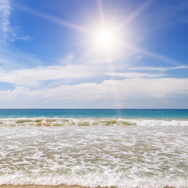 Océano, playa de arena y cielo azul —  Fotos de Stock