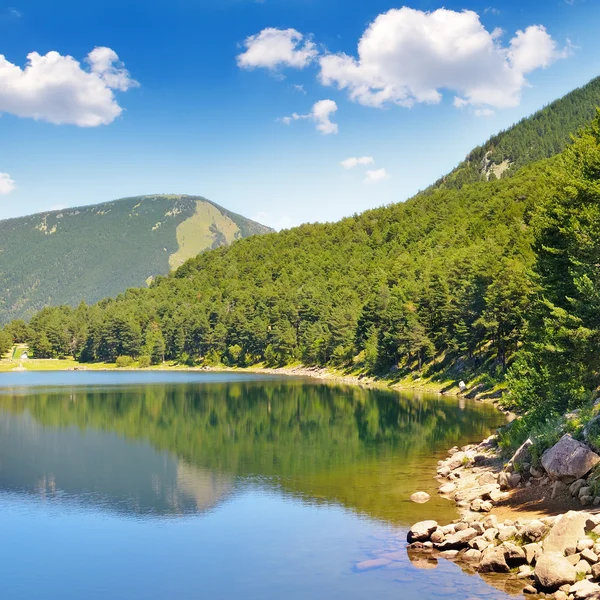 Picturesque lake, mountains and blue sky — Stock Photo, Image