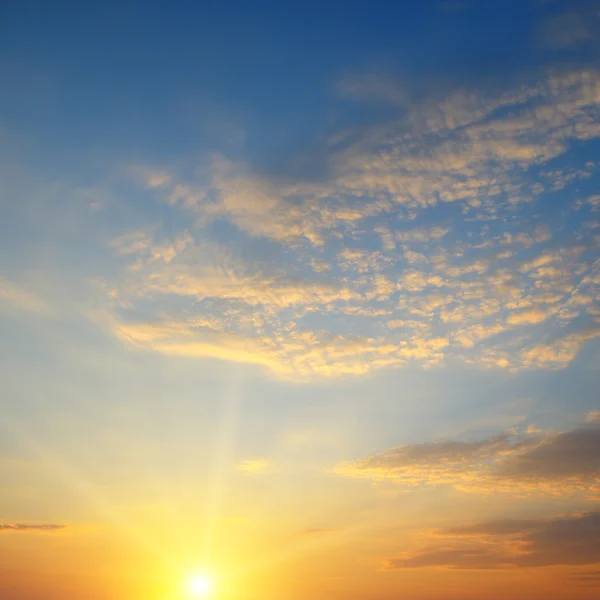 Krásný východ slunce a zamračená obloha — Stock fotografie