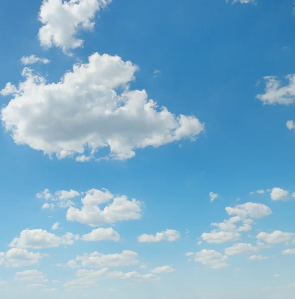 White cumulus clouds against the blue sky — Stock Photo, Image
