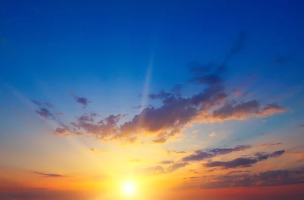 Hermoso amanecer y cielo nublado — Foto de Stock