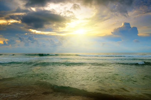 Havet och solnedgången på den mörka himlen — Stockfoto