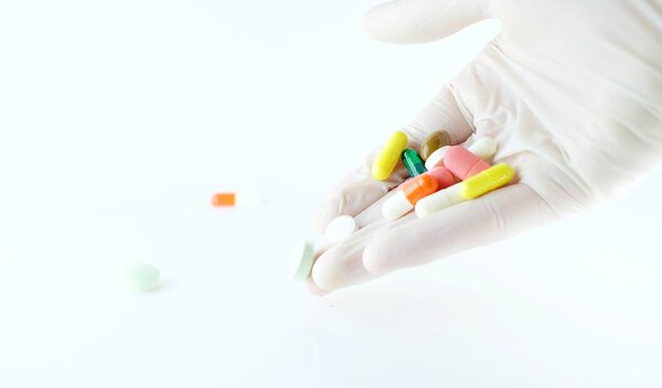 Разнообразие таблеток в руках
