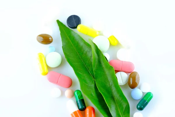 Natürliche Medikamente und Pillen — Stockfoto