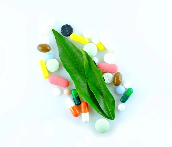 Natuurlijke geneesmiddelen en pillen — Stockfoto