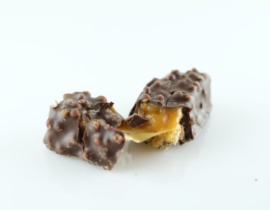 Beyaz arka planda çikolata şekeri