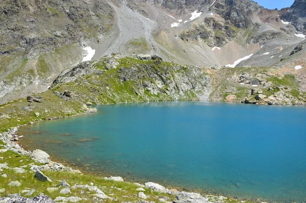 Mountain blue lake — Stock Photo, Image