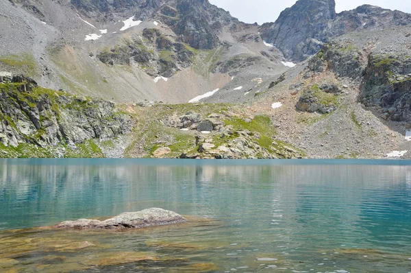 Mountain blue lake — Stock Photo, Image