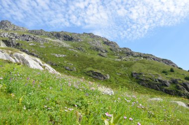 Yeşil dağlar, gökyüzü