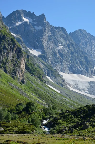 Mountain hiking in the Caucasus — Stock Photo, Image