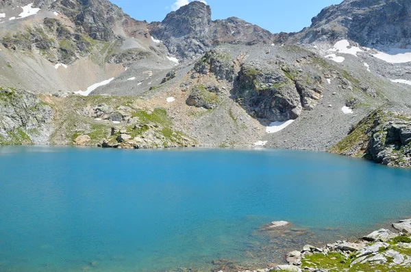 Mountain blue lake — Stock Photo, Image