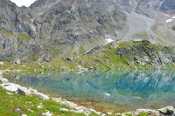 Mountain blue lake — Stock Photo, Image