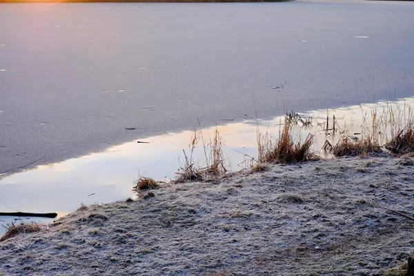 Dawn over the frozen lake — Stock Photo, Image