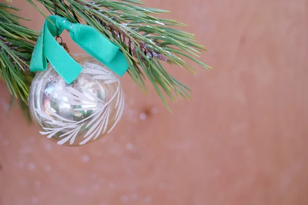 Pino en la nieve y los juguetes de Navidad — Foto de Stock