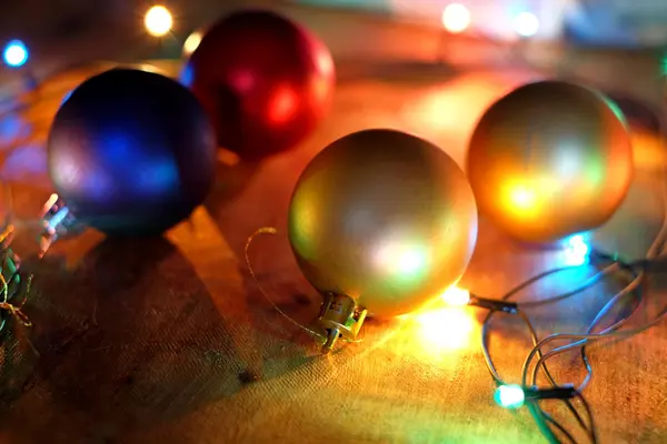 Bolas de Natal e luzes — Fotografia de Stock