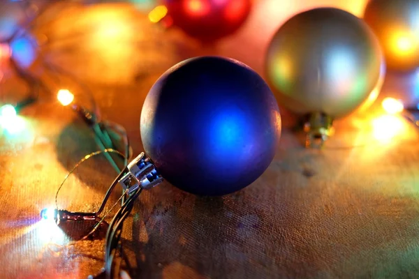 Bolas de Natal e luzes — Fotografia de Stock