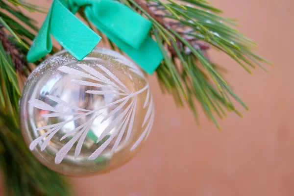 Pine in sneeuw en Christmas Toys — Stockfoto
