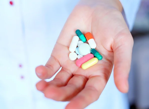 Tabletten in de hand van de arts — Stockfoto