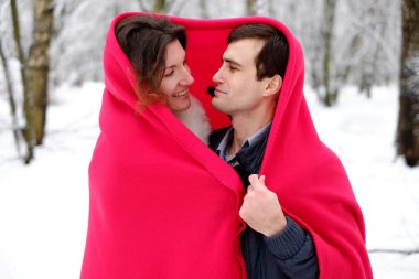 Kışın seven çift kırmızı battaniye ile