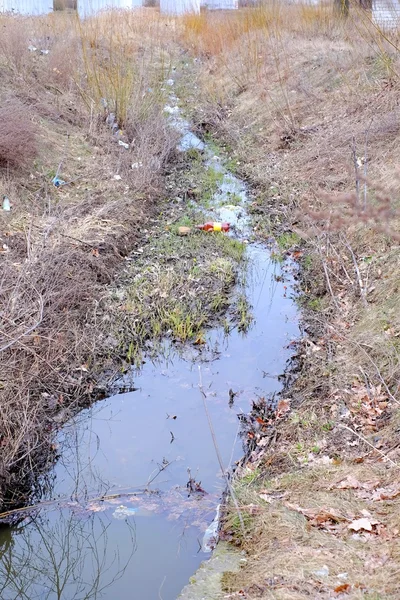 Rubbish in the creek — Stock Photo, Image