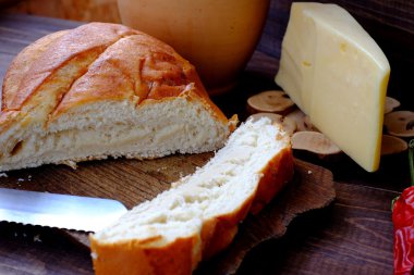 Ekmek ve peynir masada.