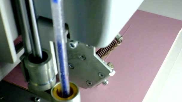 Geautomatiseerde machine voor het snijden en tekenen — Stockvideo