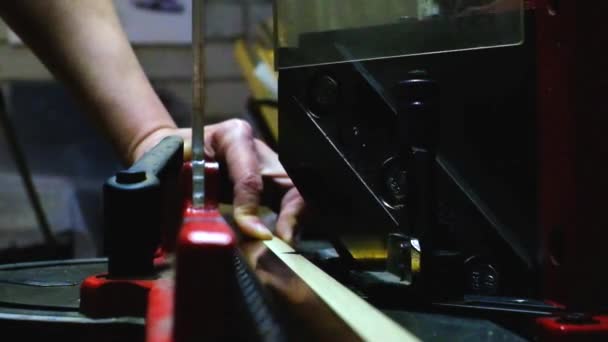 Lâminas de corte na máquina, quadros baguete — Vídeo de Stock
