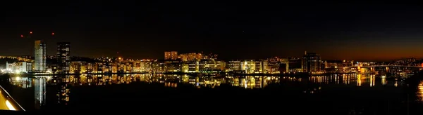 Nacht stad en reflectie in water — Stockfoto