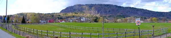 Il villaggio, i campi e le montagne — Foto Stock