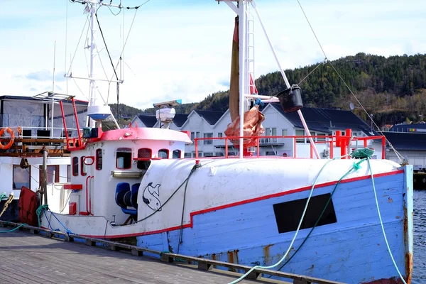 Bateau de pêche dans le port — Photo