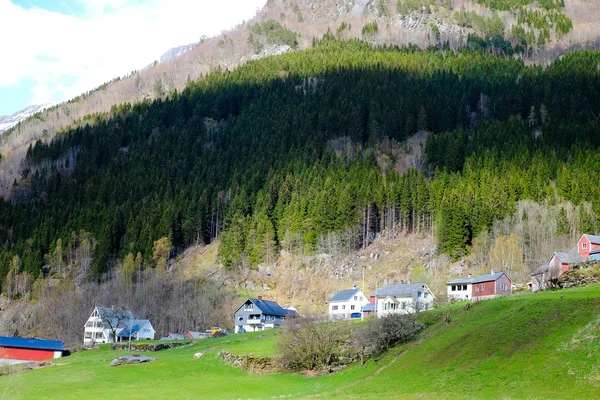 Casas panorámicas en las montañas — Foto de Stock