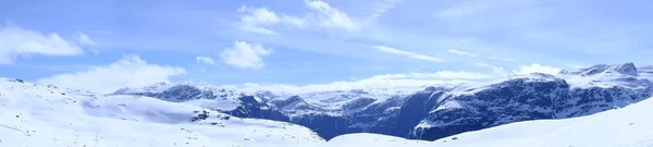 Panorama der schneebedeckten Berge — Stockfoto