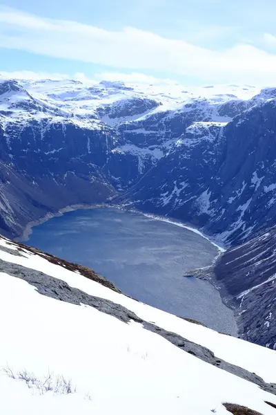 Blick auf den See und die schneebedeckten Berge — Stockfoto