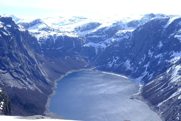 Panorama du lac et des montagnes enneigées — Photo