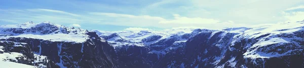 Panorama över snöklädda berg — Stockfoto