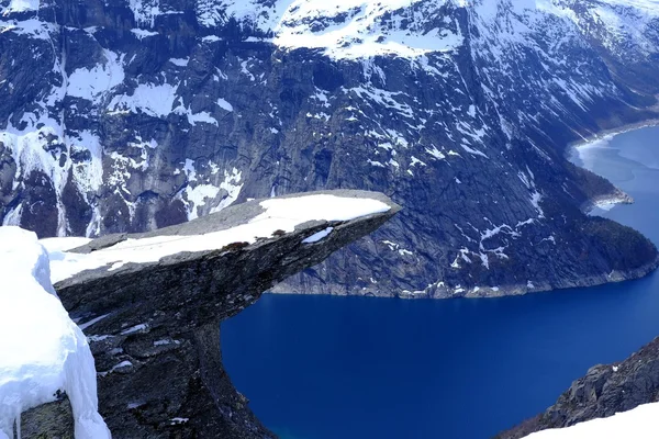 Trolltunga 在雪中 — 图库照片