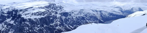 Karla kaplı dağlar ve kulübe Panoraması — Stok fotoğraf