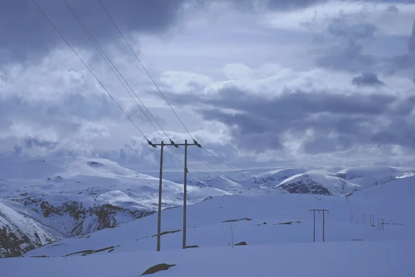 Power line on a snowy mountain — Stock Photo, Image