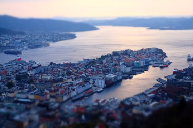 Bergen ve gün batımı görünümü