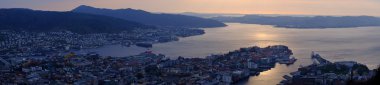 Bergen ve gün batımı görünümü