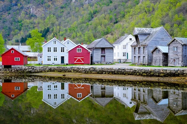 Haus und See in Skandinavien — Stockfoto