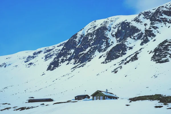 在雪山上的房子 — 图库照片