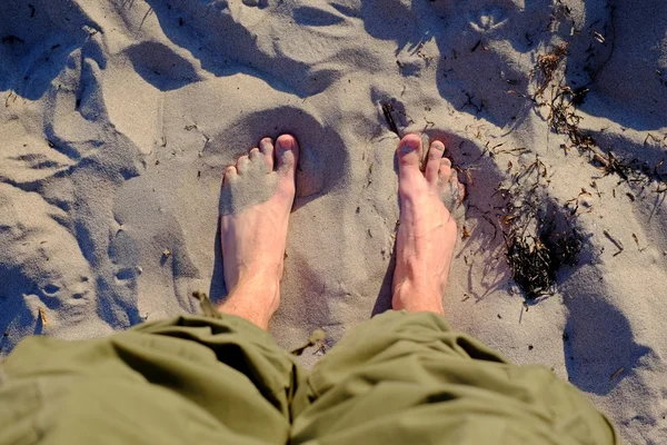 Voeten op het zand van de zee — Stockfoto