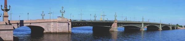 El puente sobre el Neva — Foto de Stock