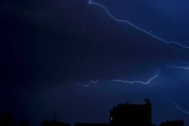 Karanlık bir gecede şimşek ve gök gürültüsü, yağmur, uzun pozlama fotoğrafçılık, manzara