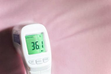 Kızıl ötesi, pembe arka planda dokunmatik termometre yok, izole edilmiş, yakın plan.