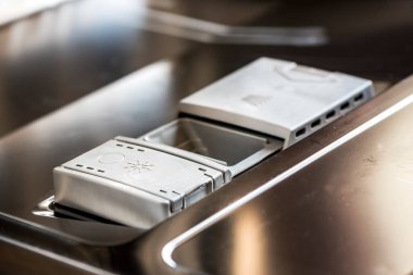 Mutfakta bulaşıkçı detayı, doğal ışık, yakın çekim, makro fotoğraf.