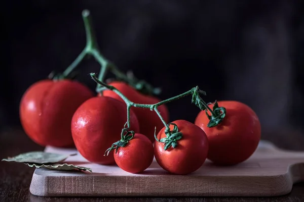 Tomates Rojos Frescos Con Hojas Laurel Sobre Una Mesa Madera — Foto de Stock