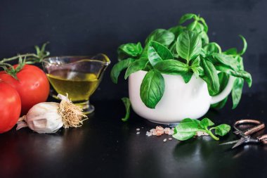 Siyah ahşap arka planda pesto sosu malzemeleri, yakın plan, natürmort fotoğraf.